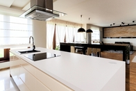 Lajes projetadas brancas das bancadas de quartzo da faísca da cozinha da casa pré-fabricada de alta qualidade